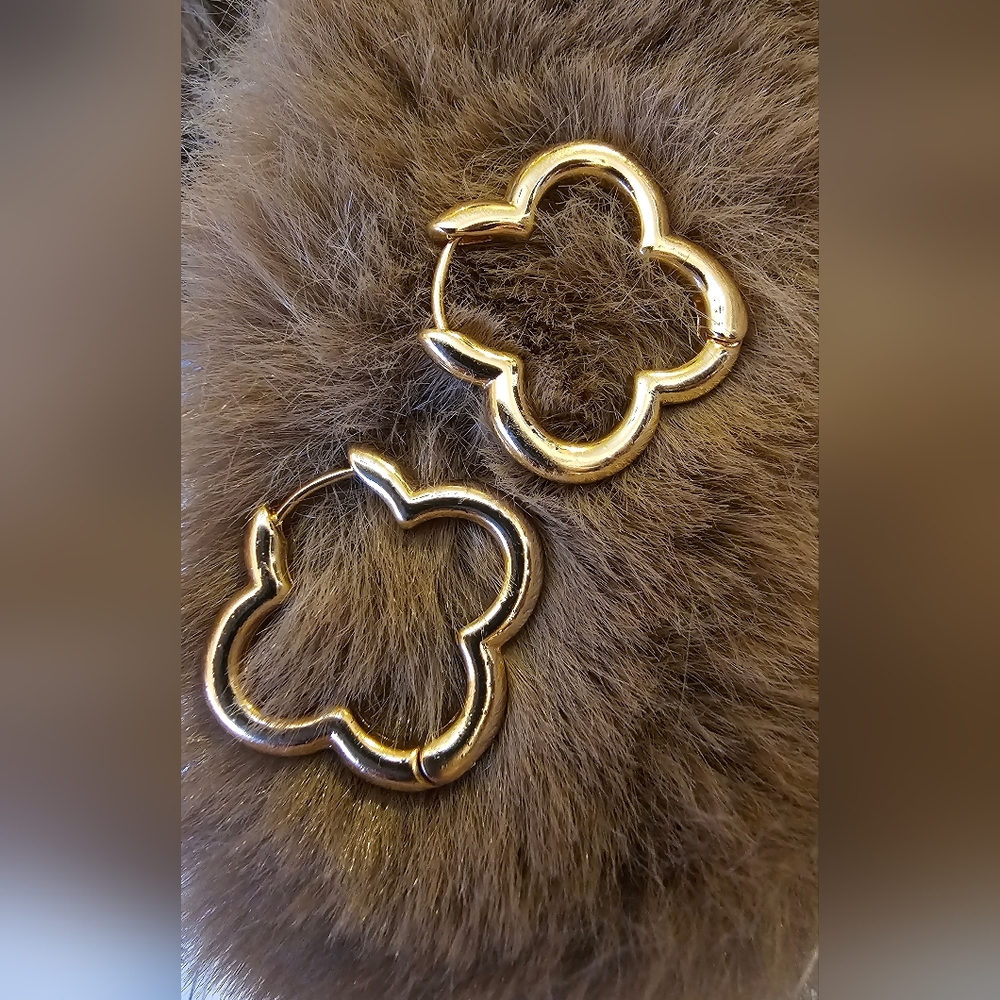 Goldtone Clover Huggie Hoop Earrings NWOT